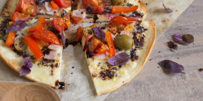 Tortilla pizza so šunkou, cherry paradajkami a korením