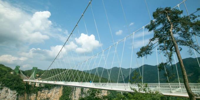Najstrašidelnejšie mosty: sklenený most Zhangjiajie