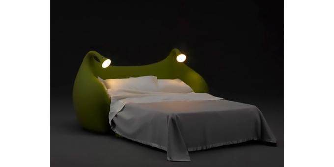 posteľ s nočnými lampami