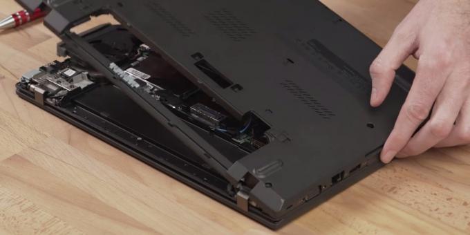 Ako pripojiť SSD k notebooku: odstráňte kryt