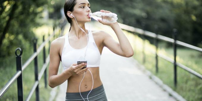 Pred cvičením pite dostatok vody