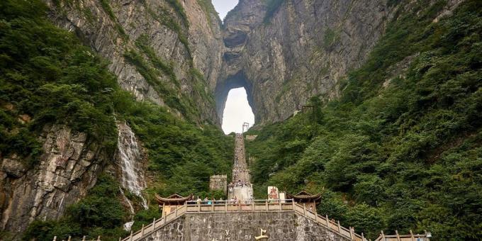 Asian územie nie je márne prilákať turistov, "Cloud Gate" na vrchu Tianmen Zhangjiajie National Park, China