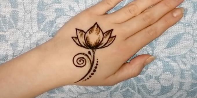 Kresby hennou na ruke: pridajte bodky a kvapku