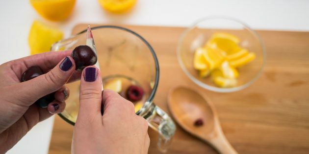 Ako pripraviť čerešňovú limonádu: pridajte bobule