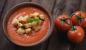 Gazpacho vyrobené z paradajok, uhoriek a papriky