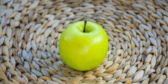Ako sa zbaviť zápachu cesnaku a cibule z úst: zjedzte jablko