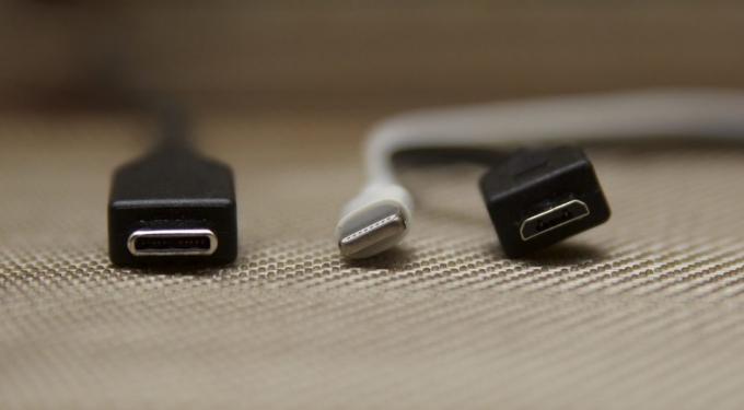 Zľava doprava: USB Type-C, Lightning, micro USB