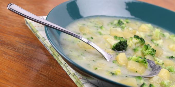 zeleninové polievky: polievka s brokolicou, zemiakmi a parmezán