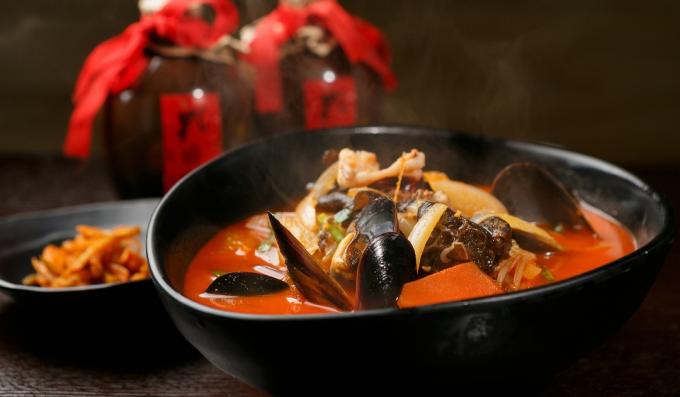 Kórejská pikantná rezancová polievka s morskými plodmi