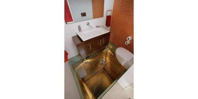 sklenenou podlahou na záchode