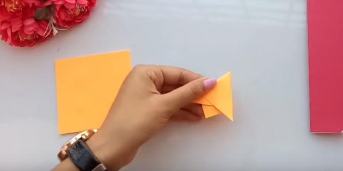 Vystrihnúť papier z troch rôznych farieb, dva identické malé námestie