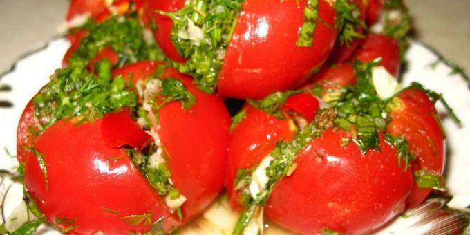 Solené paradajky s cesnakom a bylinkami