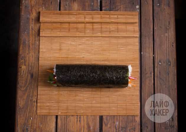 Ako pripraviť sushirrito: Pomocou koberca jemne rolujte rolku