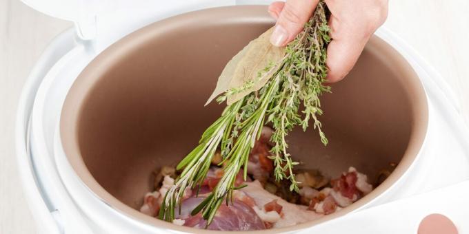 Koľko sa varí hovädzie mäso v pomalom sporáku: pridajte korenie