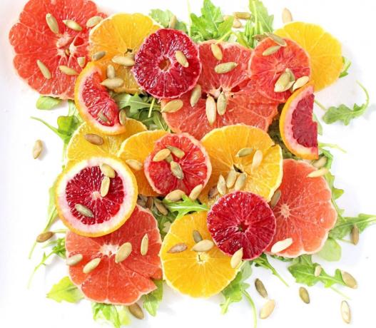 Vitamín šalát s pomarančmi, rukolou a tekvicové semienka