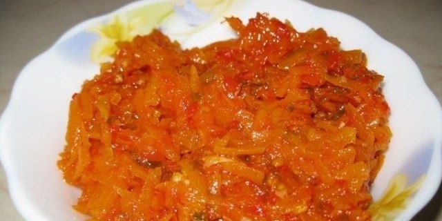 Ako sa pripraviť na zimné mrkvy šalát z mrkvy, paradajok a paprík