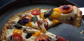 Nízkokalorická karfiolová pizza s hubami a bazalkou