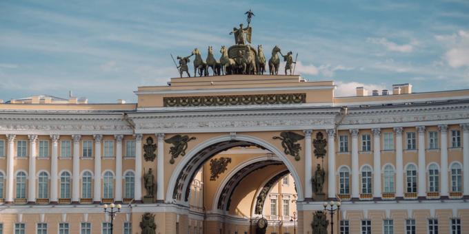 Otázka z predstavenia „Slabý odkaz“: ktorú budovu na Palácovom námestí v Petrohrade zdobí oblúk s vozom bohyne Niky