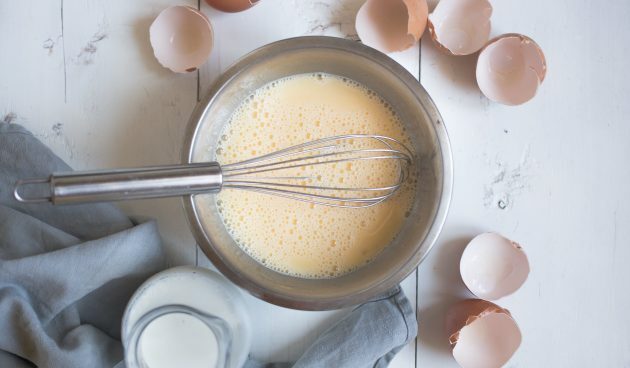 Quesadillas so syrom, everchom, horčicou a miešanými vajcami: Vajcia, soľ a mlieko pre miešané vajcia rozšľahajte.