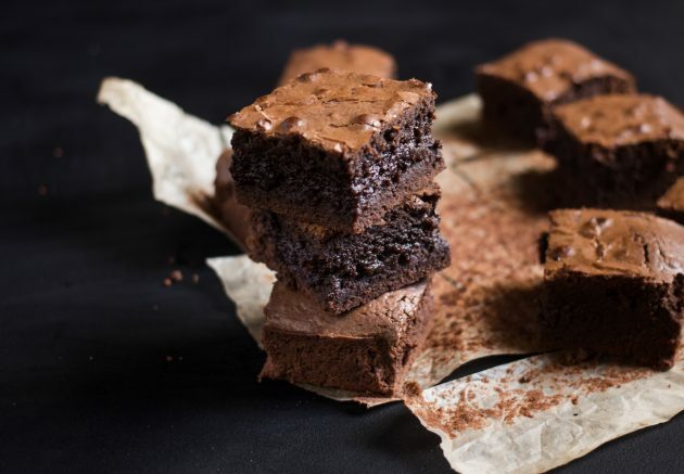 recept na čokoládové brownies: po úplnom vychladnutí nakrájajte pečivo