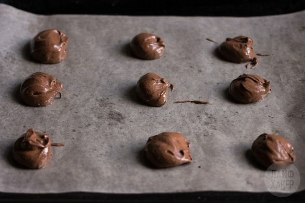 čokoládové sušienky bez múky: cesto vyložte na pergamen