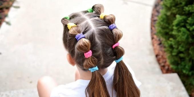 Účesy pre dievčatá: nízke ponytails s gumičkami