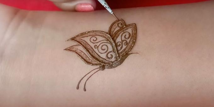 Kresba motýľa Henna na ruke: zobrazenie vzoru a antén