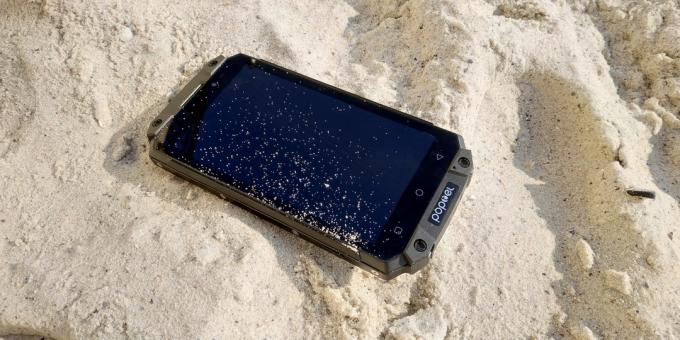 Chránené smartphone Poptel P9000 Max: Na pláži