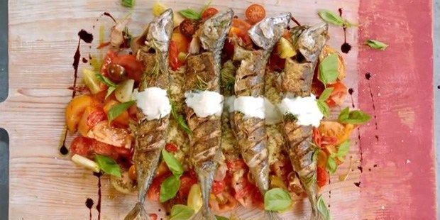 Ako variť večeru v zhone: Grilované makrely s paradajkami a quinoa mixu