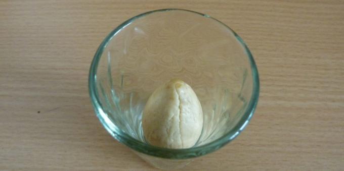 Ako pestovať avokádo z kameňa: Kameň je v úzkom nádobe