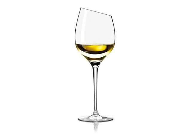 Pohárom bieleho vína Sauvignon Blanc