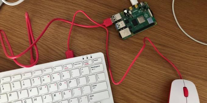 Jednotný palubný počítač Raspberry Pi 4 vedľa klávesnice a myši