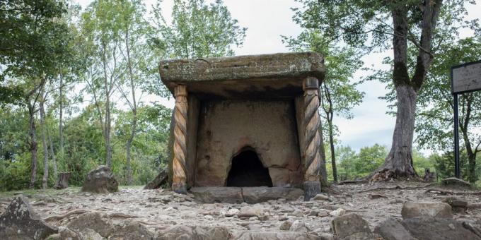 Atrakcie Gelendžiku: Pshad dolmens a dolmenská farma