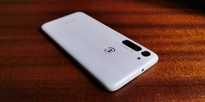 Motorola Moto G8: dizajn a ergonómia
