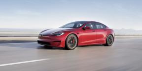 Elon Musk predstavil najrýchlejšie elektrické auto Tesla