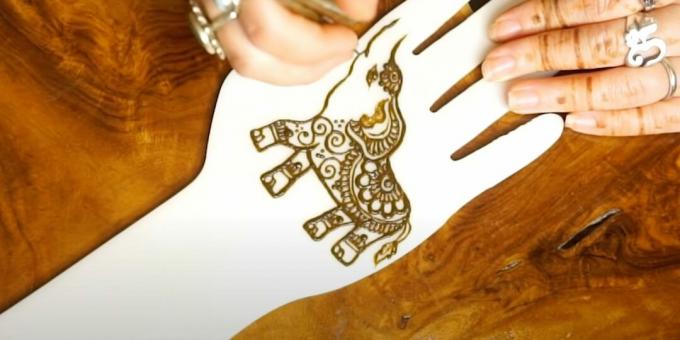Henna kresba slona na ruke: pridajte vzor do ucha a brucha