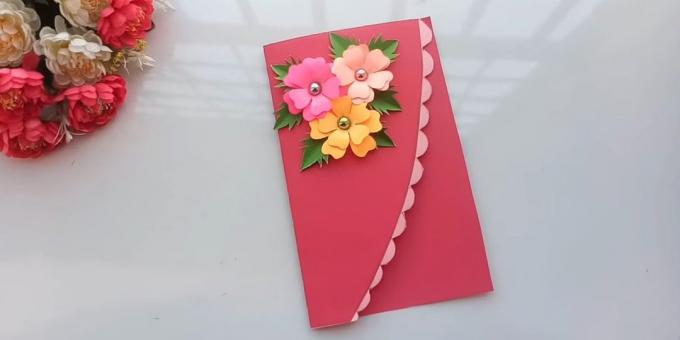 Prilepiť na hornej strane pohľadnice kvety a listy