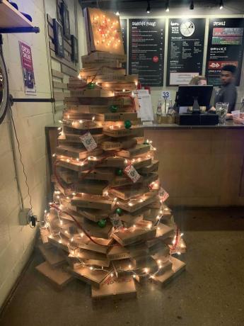 Vianočný stromček vyrobený z krabičiek na pizzu