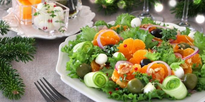 Ľahký slávnostný šalát s mandarinkami, olivami a syrom