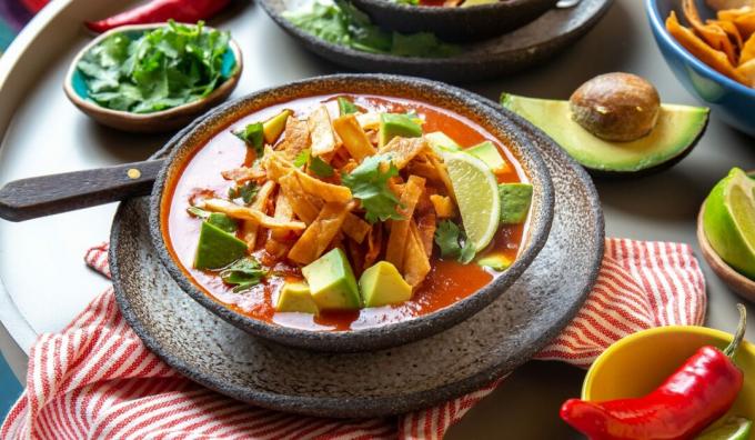 Mexická paradajková polievka s kuracím mäsom, kukuricou a tortillou