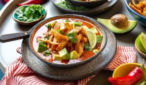 Mexická paradajková polievka s kuracím mäsom a tortillou