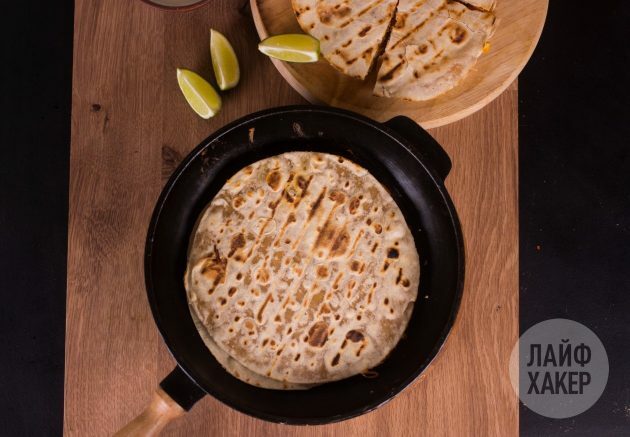 Quesadillas s kuracím mäsom, kukuricou a paradajkovou salsou, vyprážané na suchej panvici