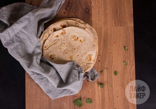 Ako pripraviť salsu quesadillu z kuracieho, kukuričného a paradajkového oleja: na suchej panvici osmažte blanky tortilly do zlatista