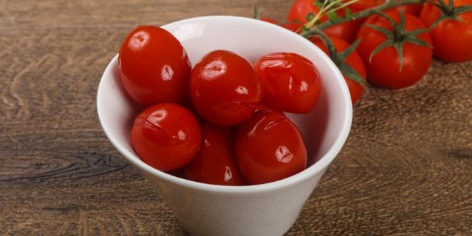 Nakladaná paradajky plnená cesnakom