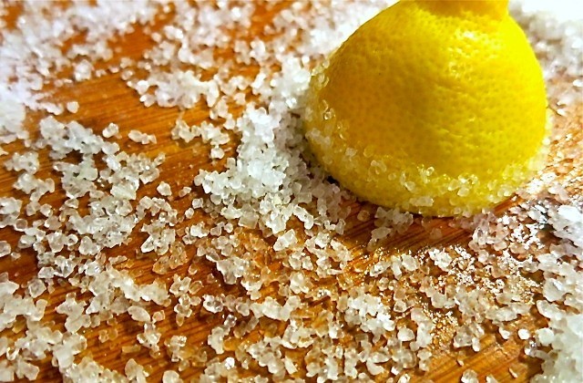 Soľou a citrónom proti nečistotám na doske