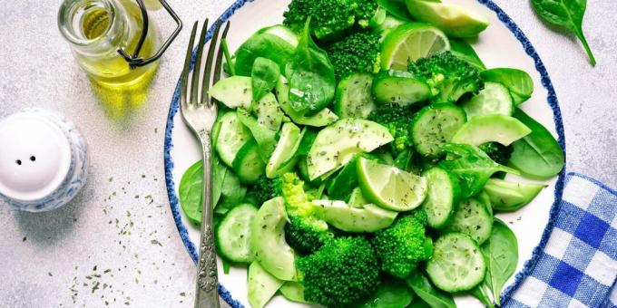 Šalát s uhorkami a brokolicou