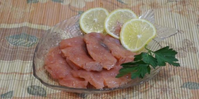 Ako naložiť ružový losos s maslom