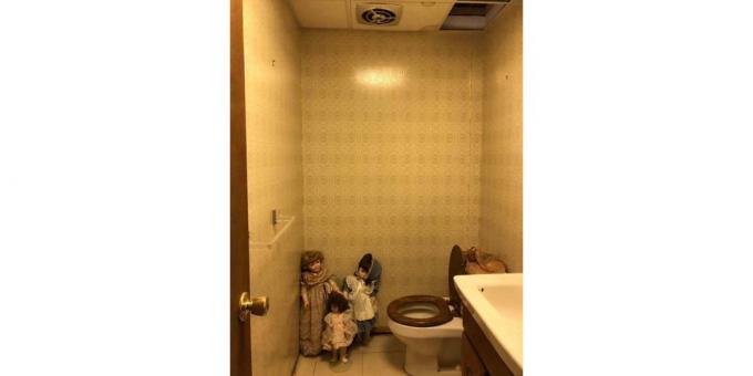 bábika na záchode