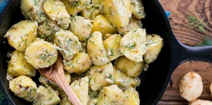 Recepty: Varené nové zemiaky v smotanovej cesnakové omáčke
