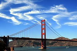 Mraky nad Golden Gate Bridge